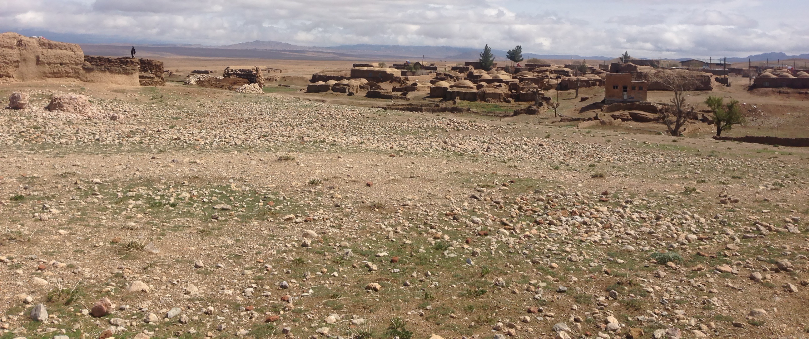 نمایی از روستای باغستان در کنار قلعه گوجو 